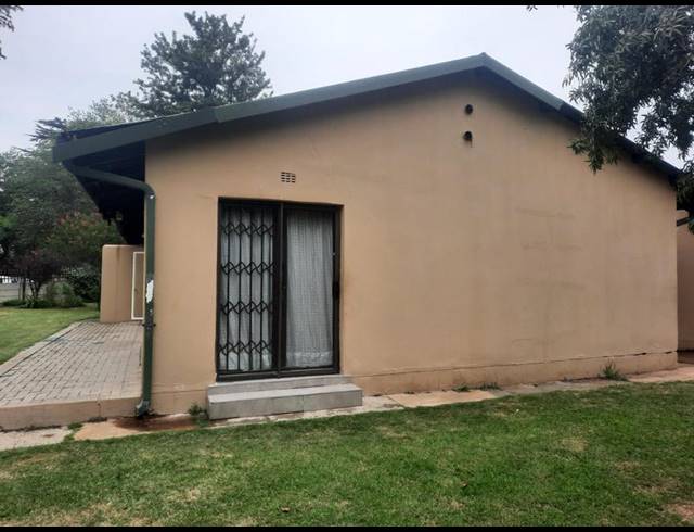 11 BEDROOM HOUSE FOR SALE IN SASOLBURG EXT 3